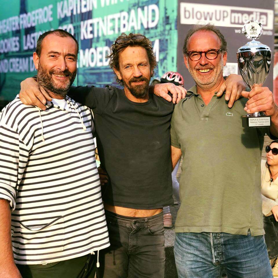 une photo de trois personnes qui étaient presentes à un évènement de quartier à Anvers