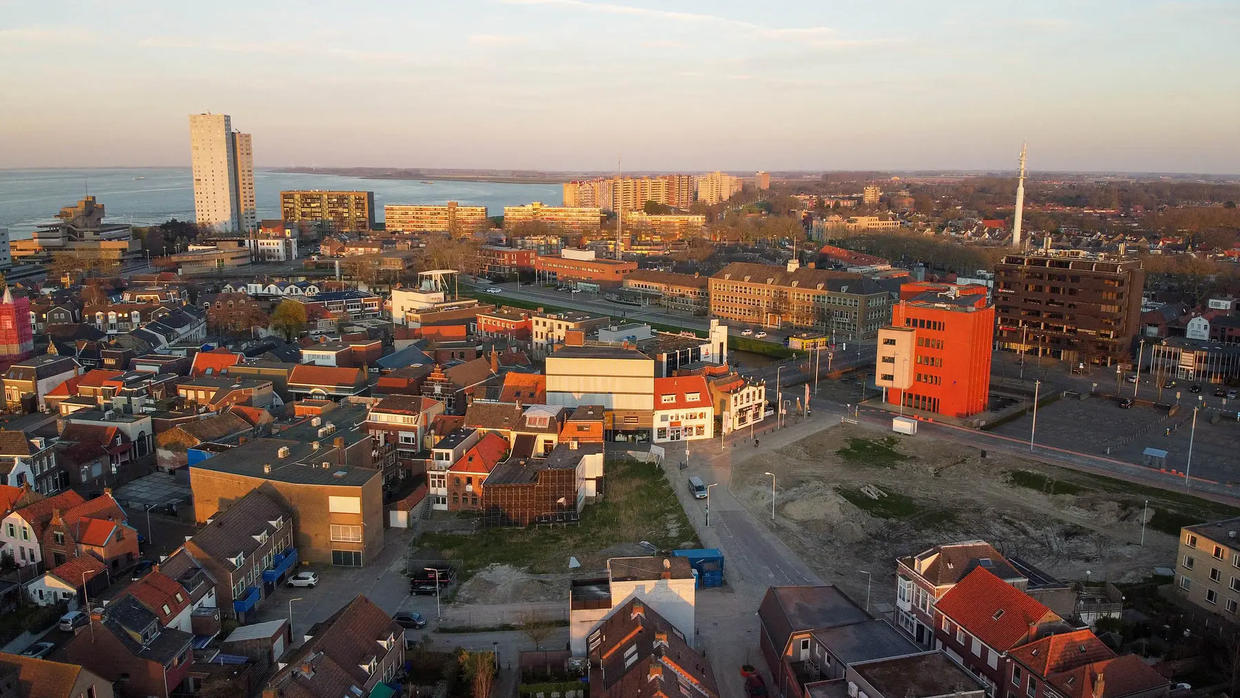 Zicht over Terneuzen, met gebouwen en de Westerschelde op de achtergrond.
