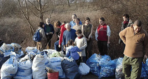 une photo de 10 personnes qui font une action de nettoyage