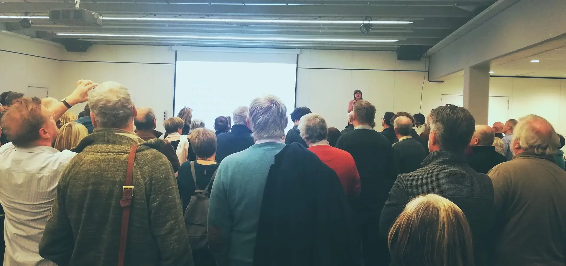 foto van de toekomsttafels: het publiek luistert aandachtig