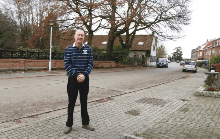 man die in zijn buurt staat. ambassadeur marc.