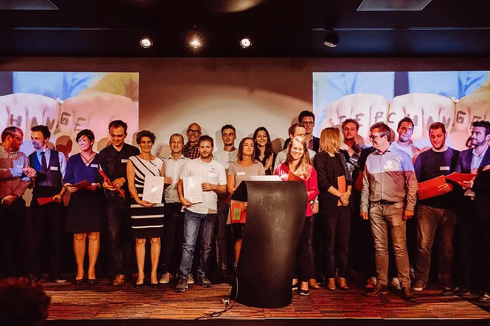 foto op podium van alle afgestudeerden van The Birdhouse