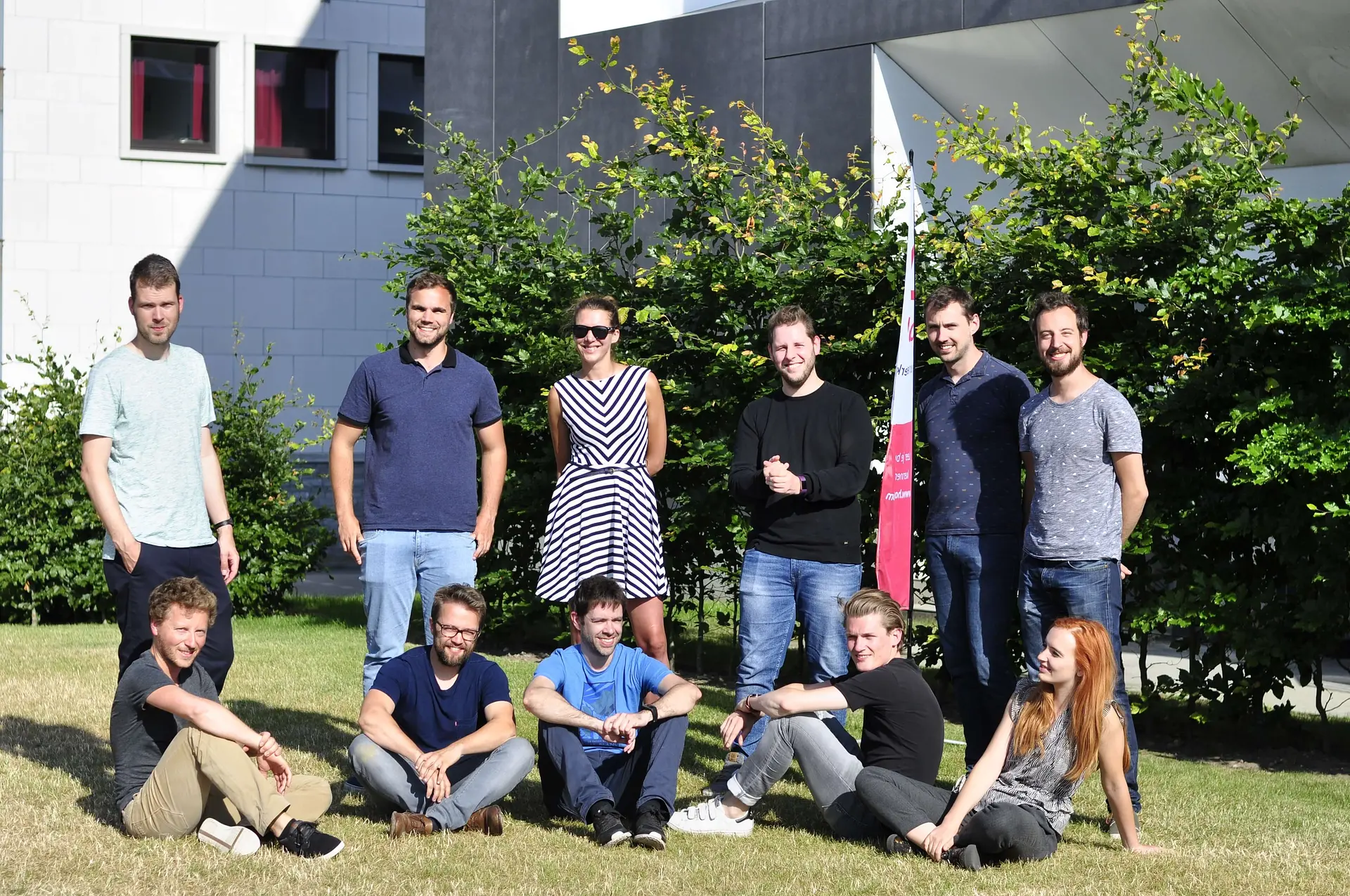 foto van team Hoplr voor het gebouw van Belfius/The Birdhouse